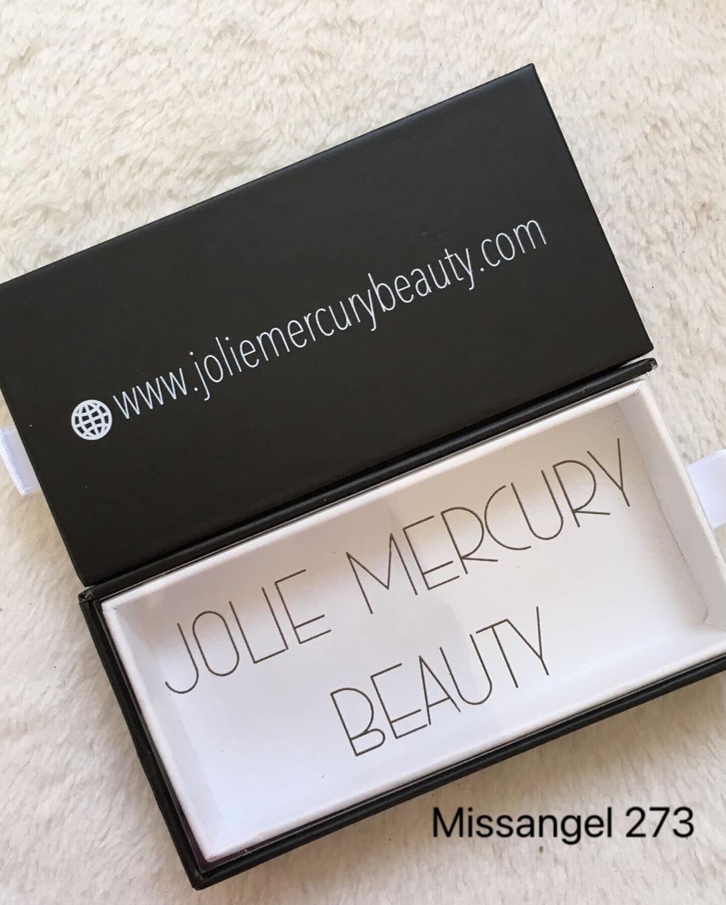 white and black eyelash packaging boxes